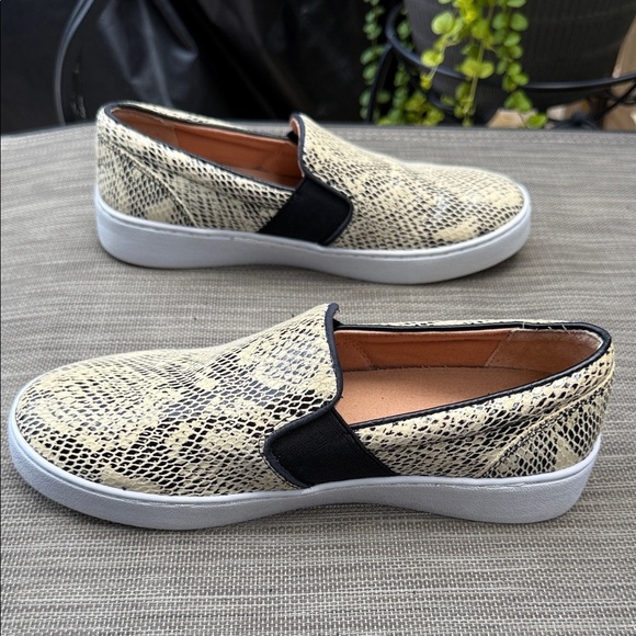 Vionic Demetra Croc Size 6 Slip-On Loafers - Picture 5 of 10